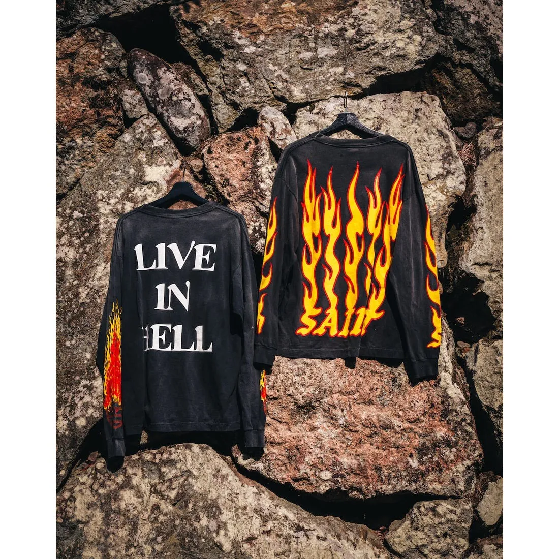 SAINT Mxxxxxx LS TEE/SOUL ON FIRE/BLK Soul flame/flame long sleeves, washed black S-XL, look for cylindrical fabrics with no side seams, don’t buy open ones anymore, boring Assute ready-made garments dyed, sprayed the whole thing with horse-hair spray, and then sprayed again to fade the color, the collar and cuffs are frayed, many places are torn, super large printing position, very difficult to print, complete accessories, with little angel anti-counterfeiting label